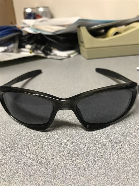 how to identify oakley model.